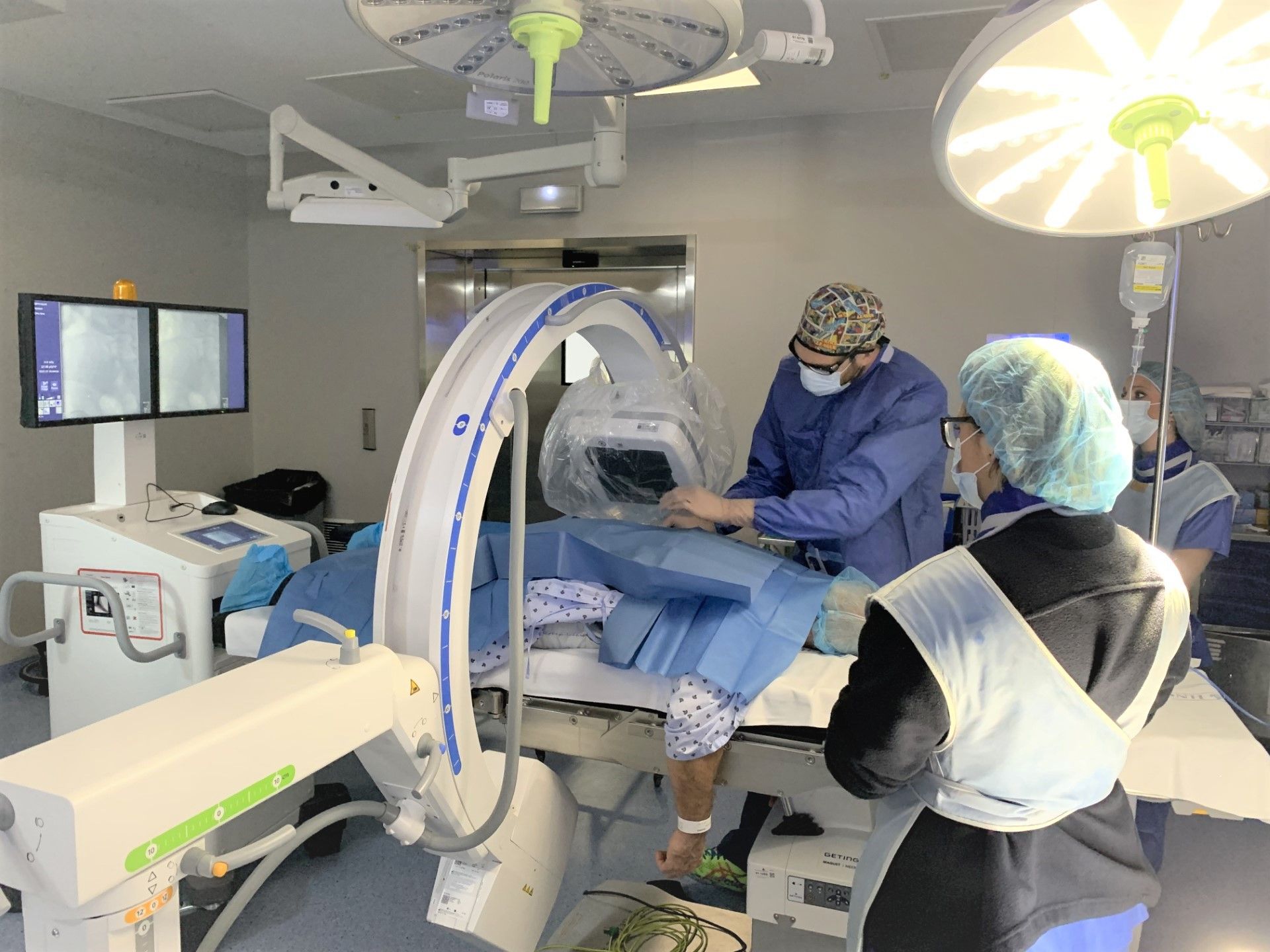 El Dr. José de la Cueva practicando la técnica Resadic. El Dr. José de la Cueva practicando la técnica Resadic.