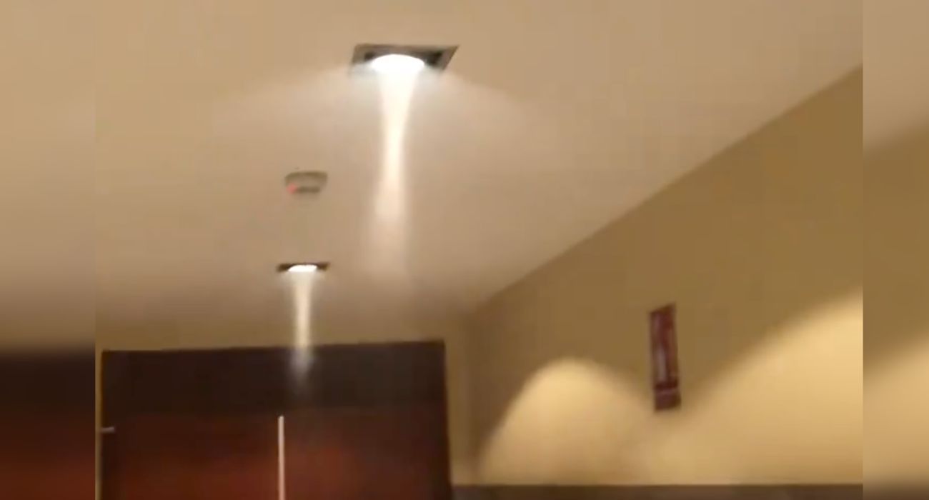 El humo que sale por las luces de un edificio de Sevilla.