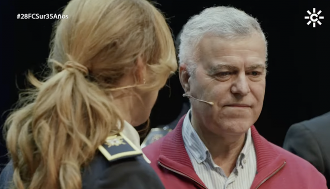 Diego Díaz, recibiendo los elogios de su compañera.