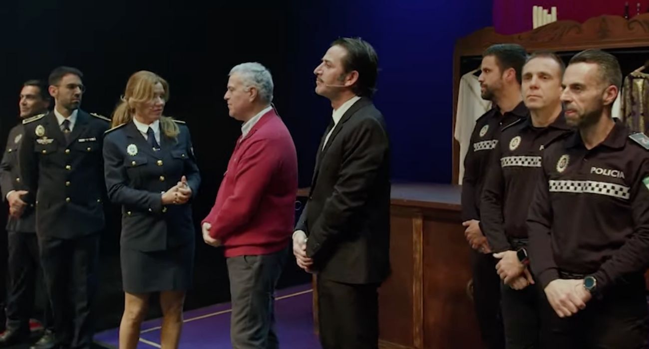 Diego Díaz, junto a algunos de sus compañeros de la Policía Local de Sevilla.   FOTO: CANAL SUR