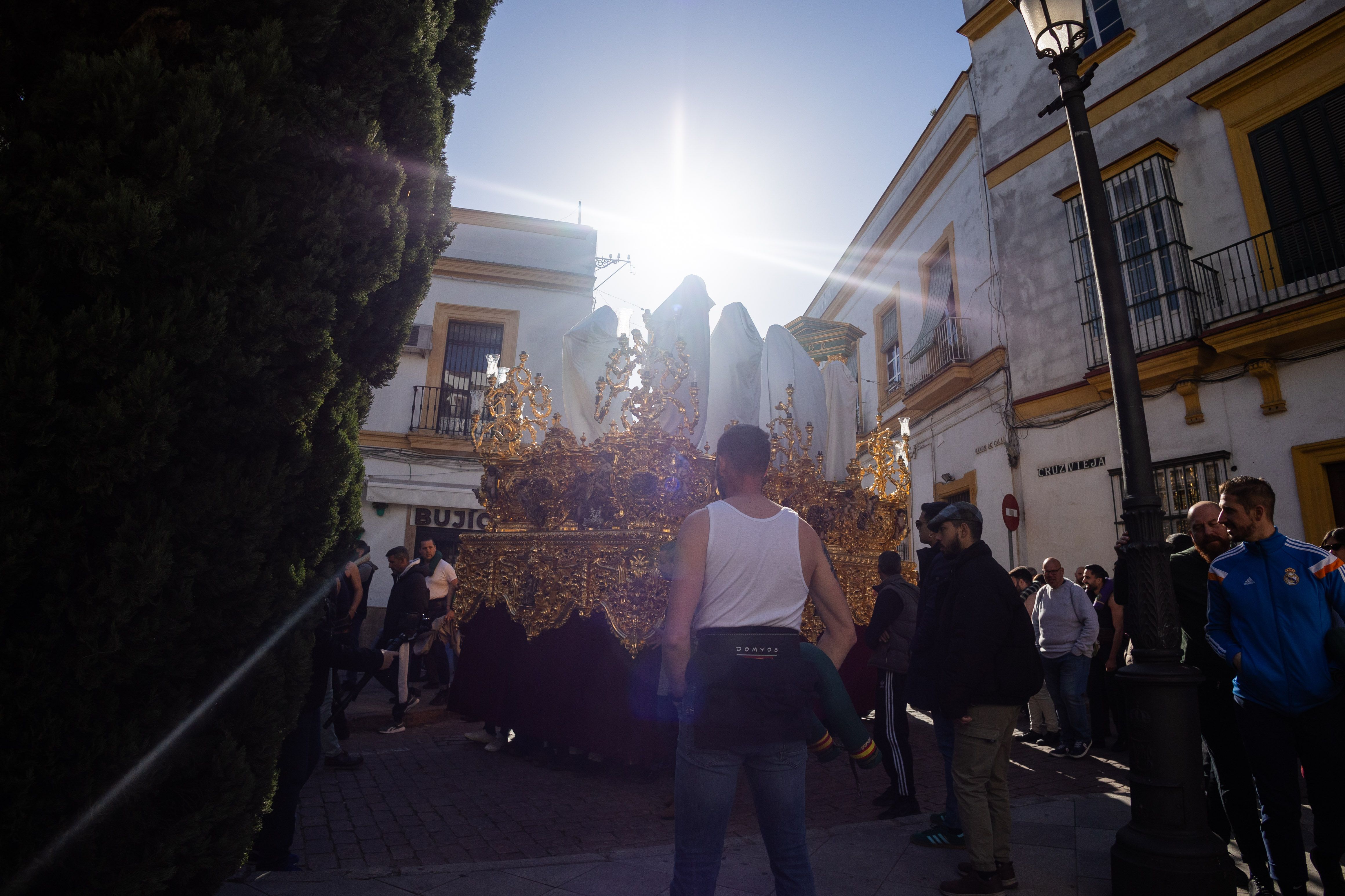 Un momento de los ensayos de La Yedra por las calles de Jerez.