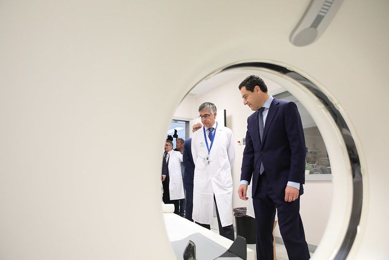 Moreno con Medina, en una visita el año pasado a un hospital del distrito sanitario Málaga-Valle del Guadalhorce. FOTO: JUNTA