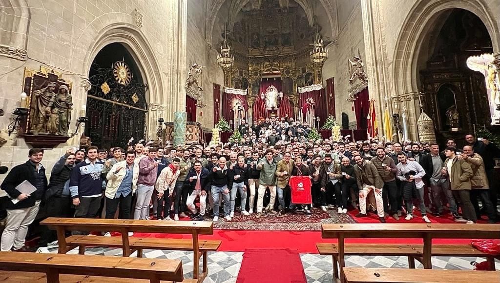 Igualá de costaleros en la Hermandad de la Cena, con los carnés en sus manos. 