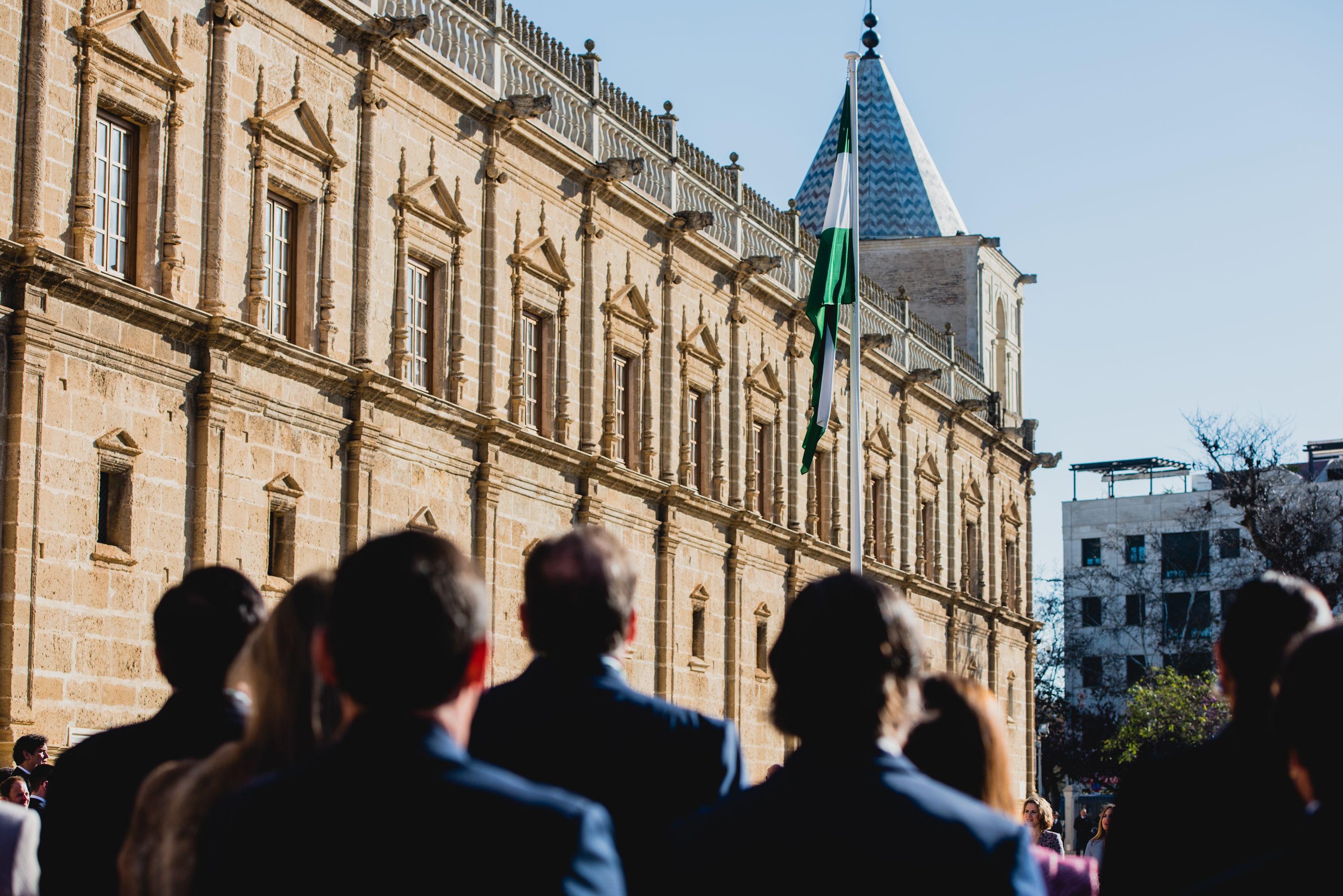 El izado de la bandera de Andalucía.
