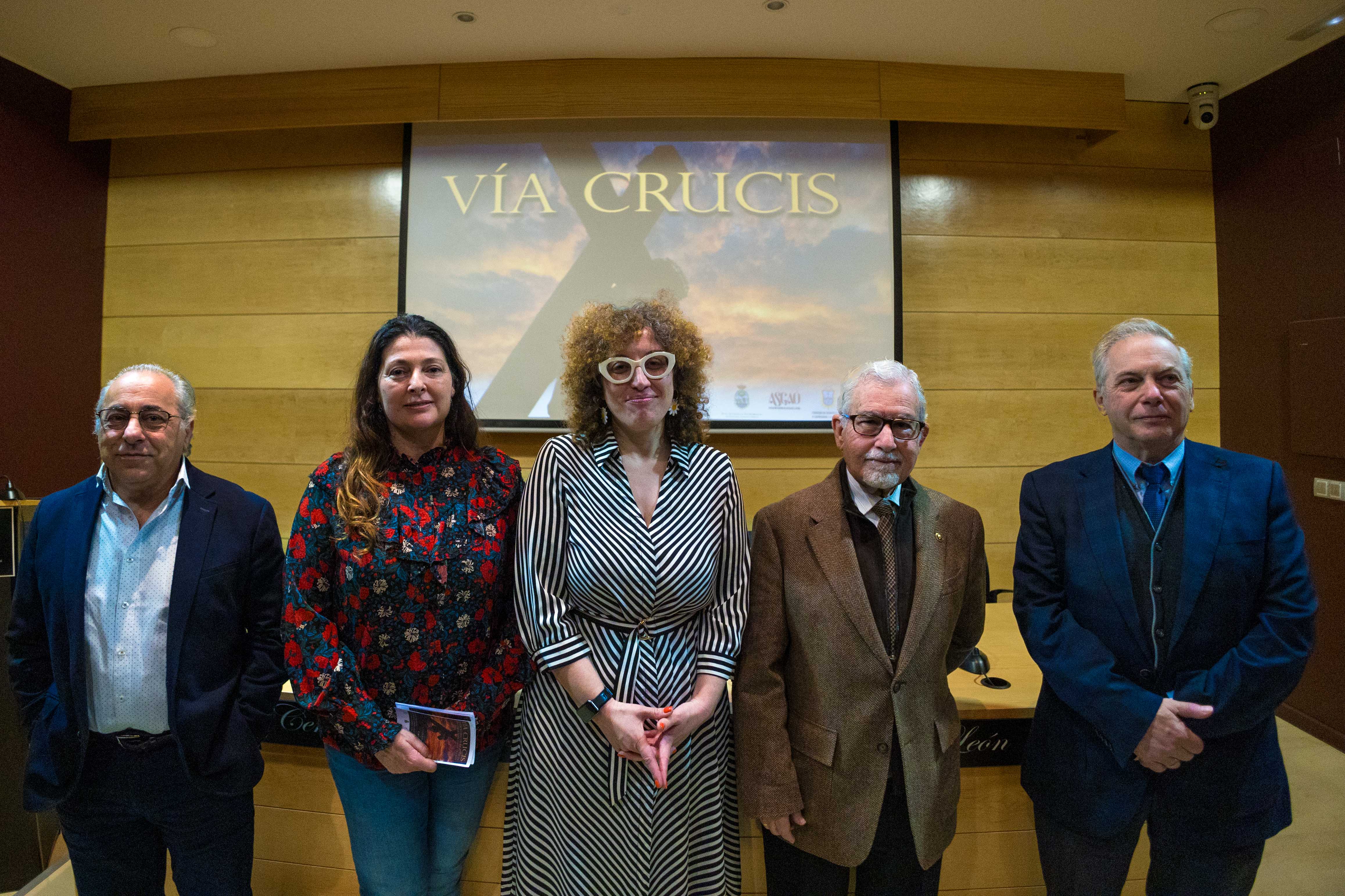 San Fernando estrena "el primer" Vía Crucis, orquestado de la historiografía musical. La delegada, en el centro, junto a los protagonistas de este evento.