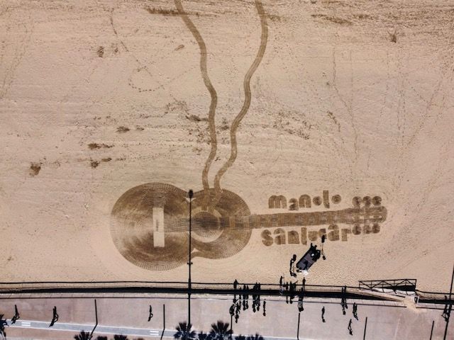 El artista Francesc Punsola ha homenajeado a Manolo Sanlúcar en la playa.