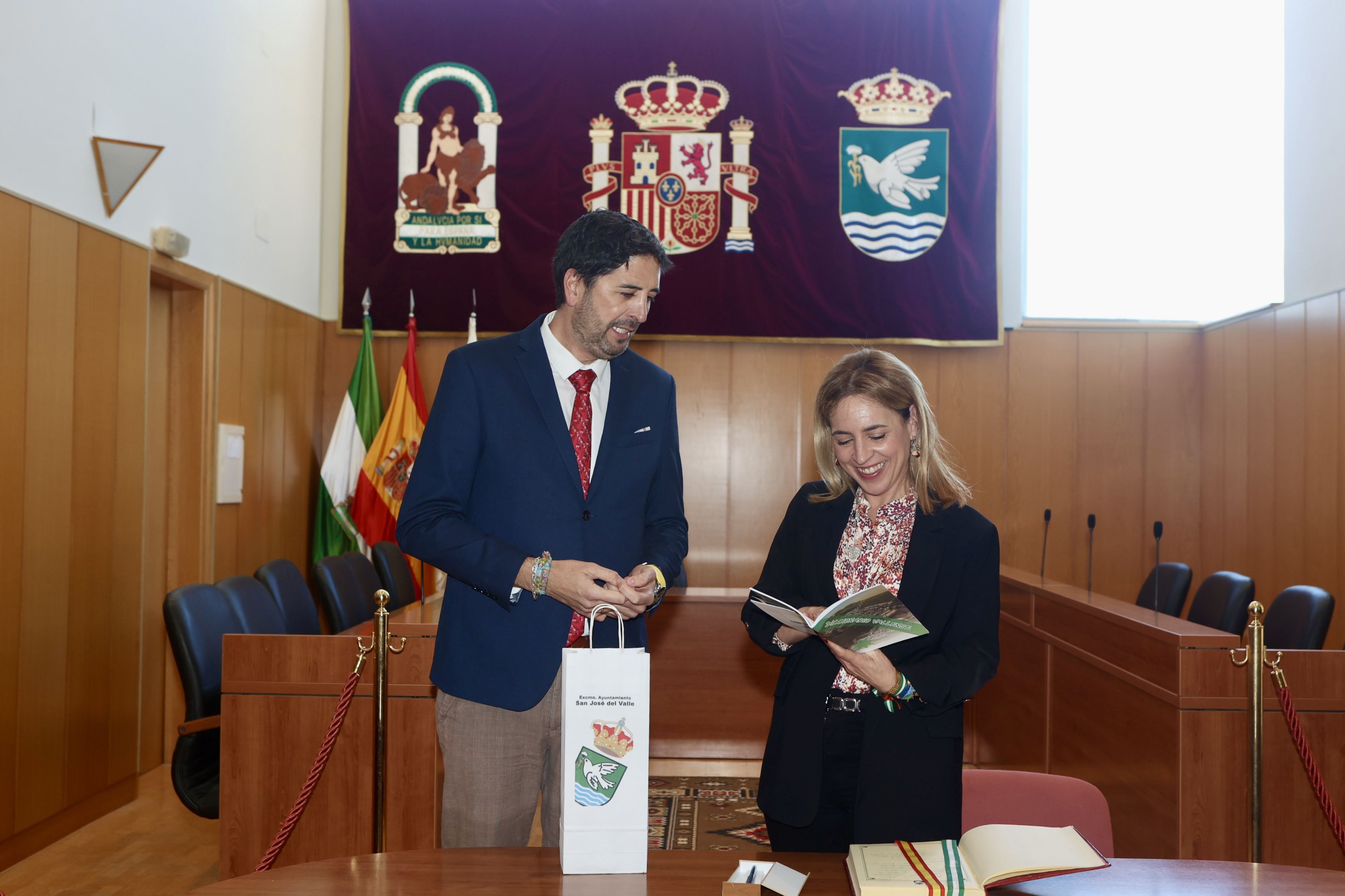 Diputación ofrece su apoyo al desarrollo económico y social de San José del Valle. Alcalde y presidenta en el intercambio de presentes.
