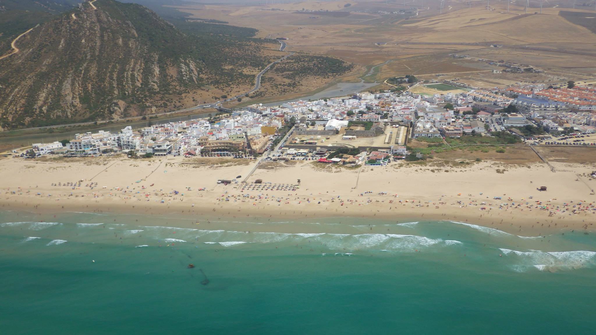 Vista aérea del pueblo de Zahara de los Atunes, un 'paraíso' en Cádiz, en una imagen reciente. FOTO: Borja Fasi Fernández