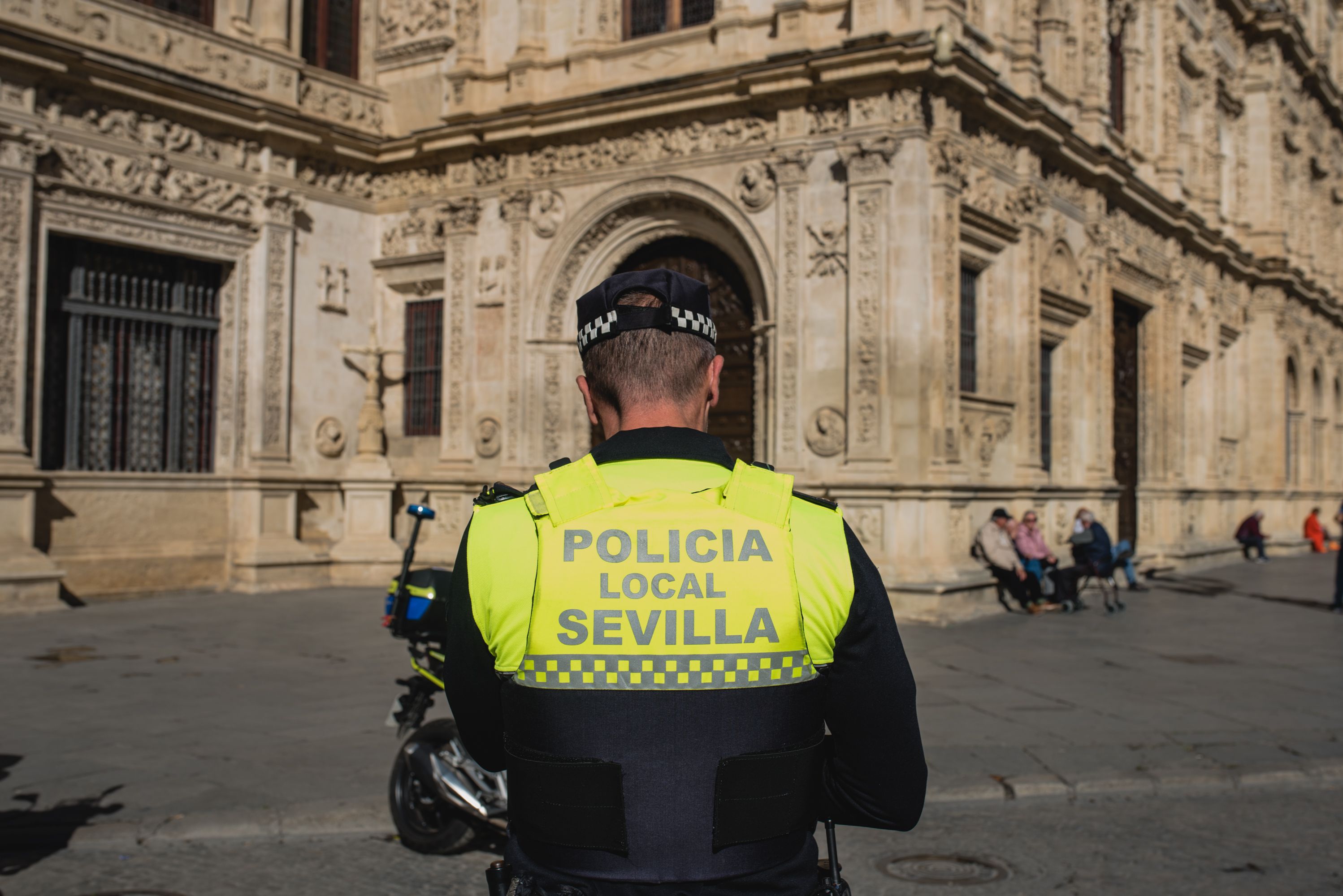 Un policía local de Sevilla, frente al Ayuntamiento, en una imagen reciente.