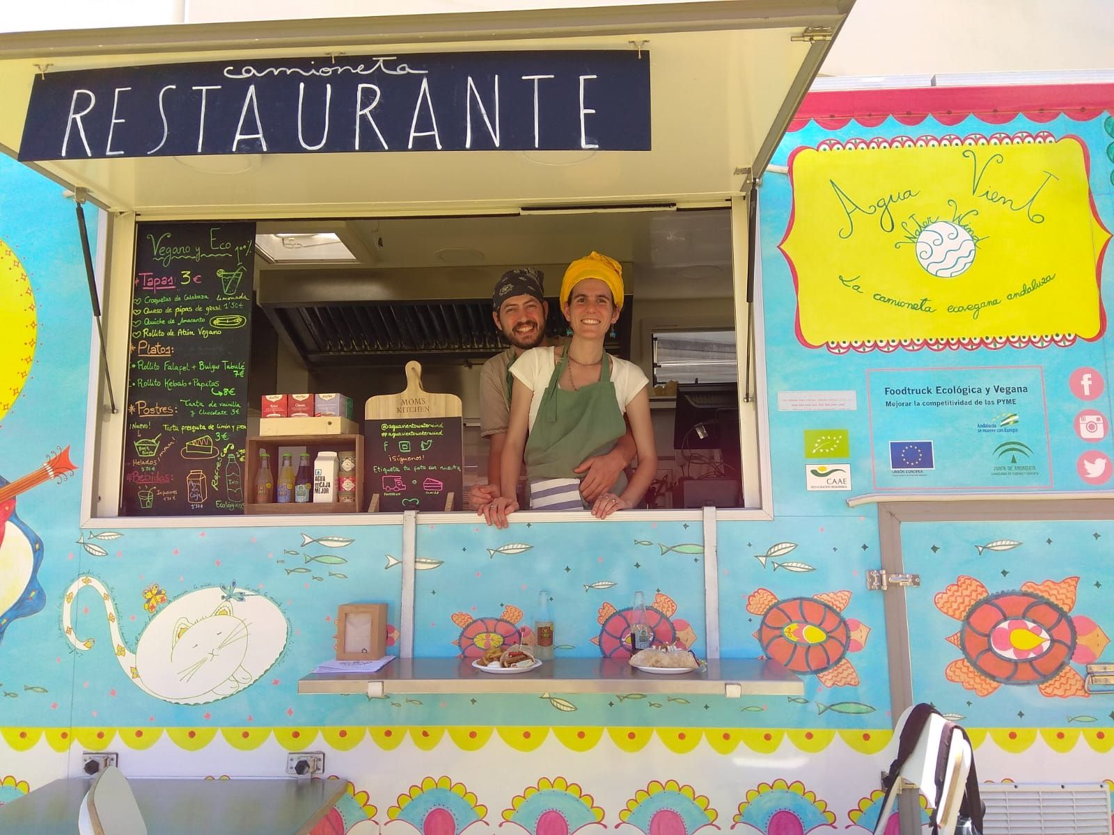 Berta y Philip posando en su food truck.