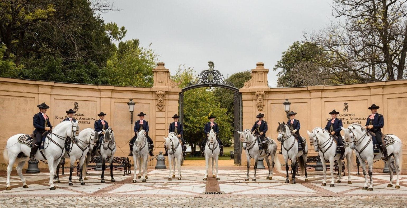 Jinetes de la Real Escuela a las puertas de la institución en Jerez. FOTO: JUNTA