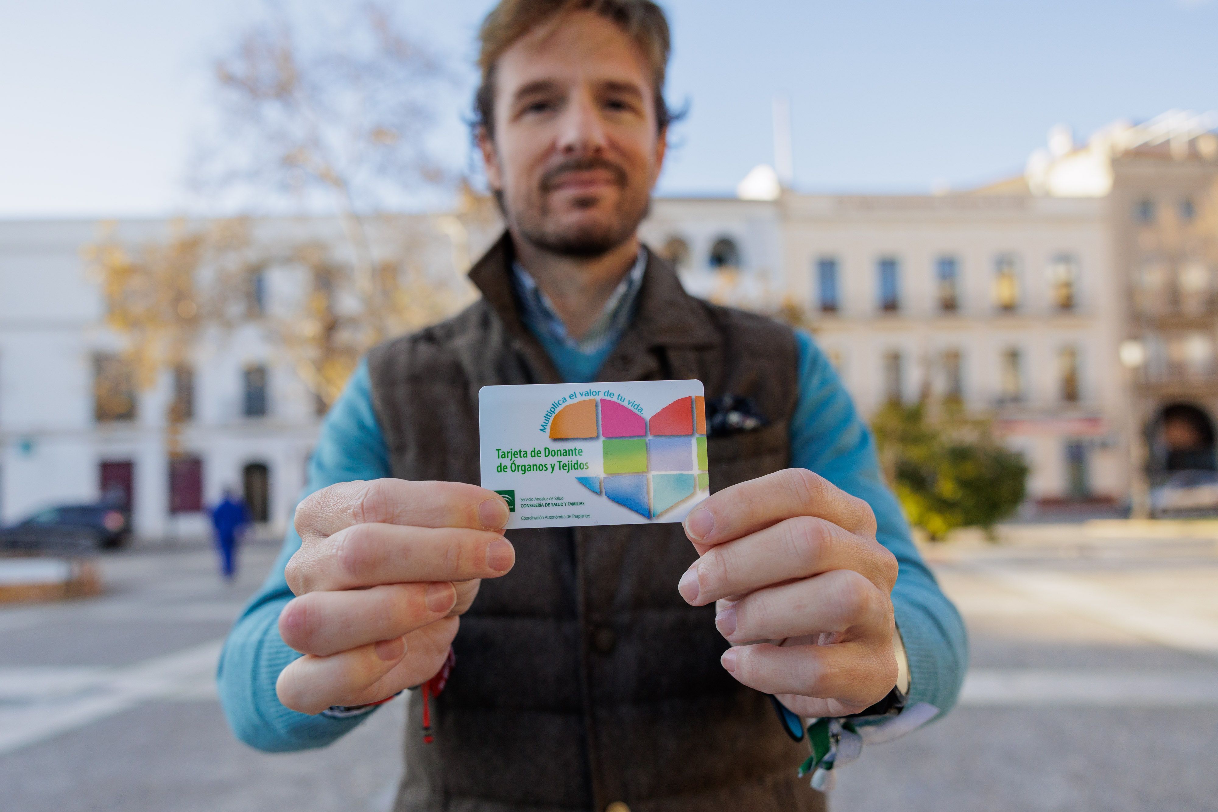 El miekbrod e la tertulia 'Con la venia' mostrando una de las miles de credenciales repartidas. 