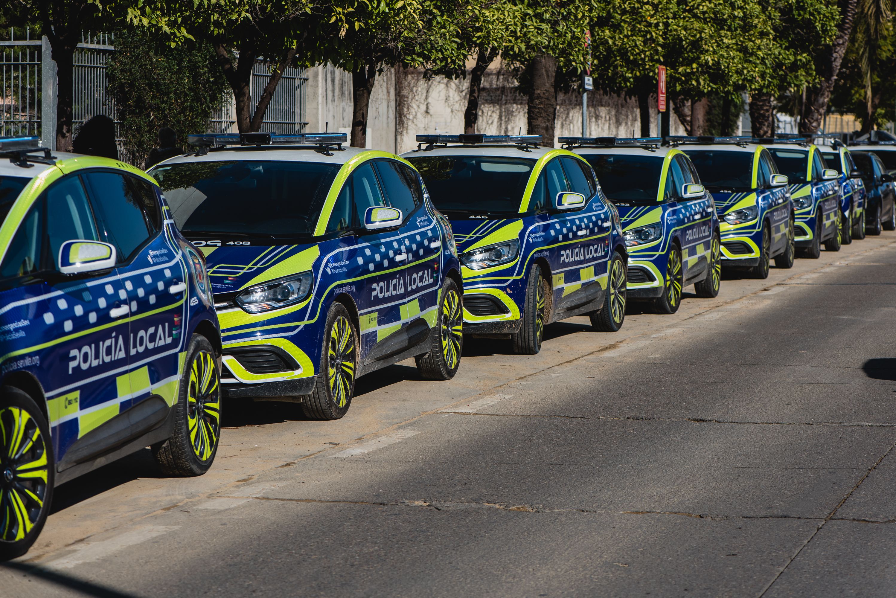 Coches de la Policía Local de Sevilla, en la comisaría de La Ranilla.