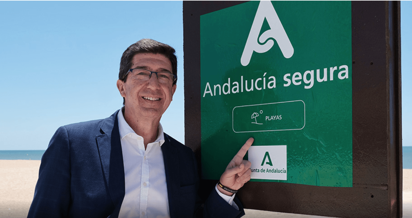 El vicepresidente andaluz, Juan Marín, junto al distintivo 'Andalucía segura'.