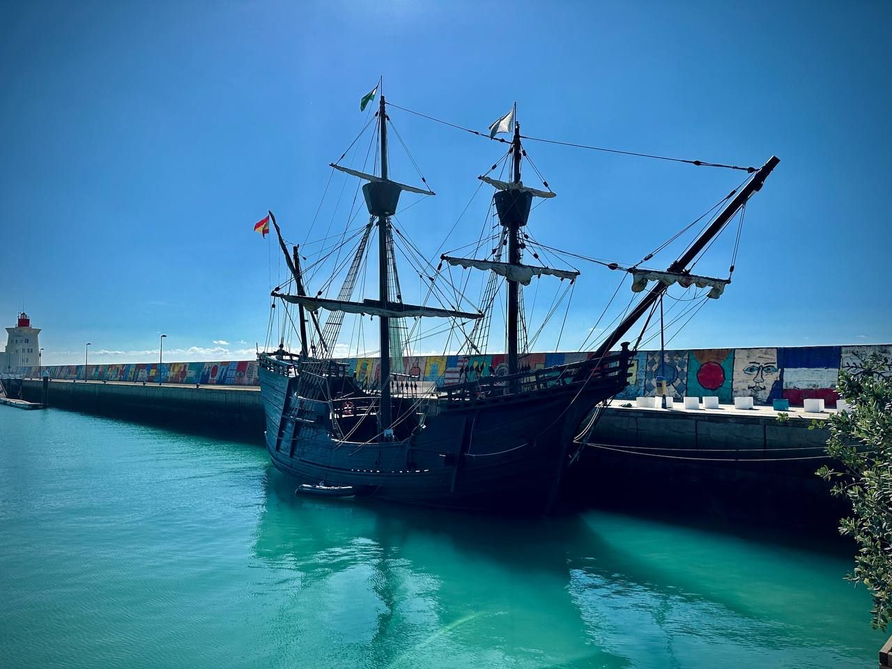 La Nao Victoria, réplica de la histórica embarcación que dio la primera vuelta al mundo.