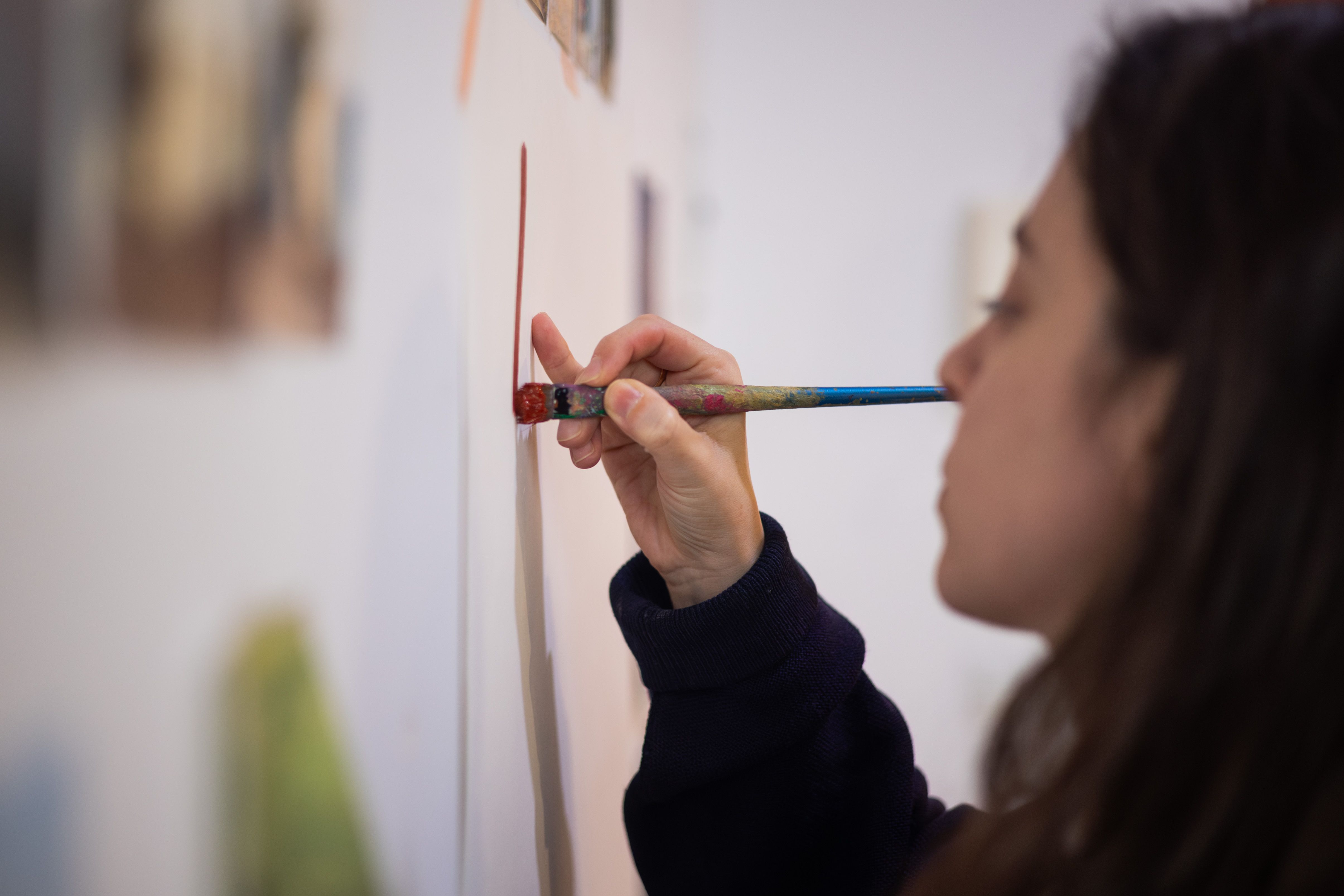 María Melero trabajando en una de sus nuevas obras. 