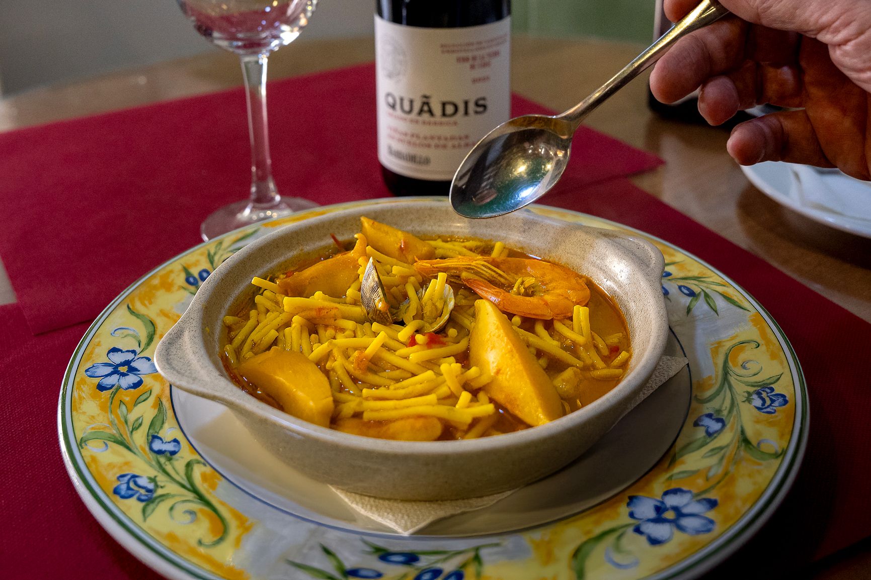 Fideos a la gaditana en una mesa del Bar Bohemia de Cádiz.  REYNA
