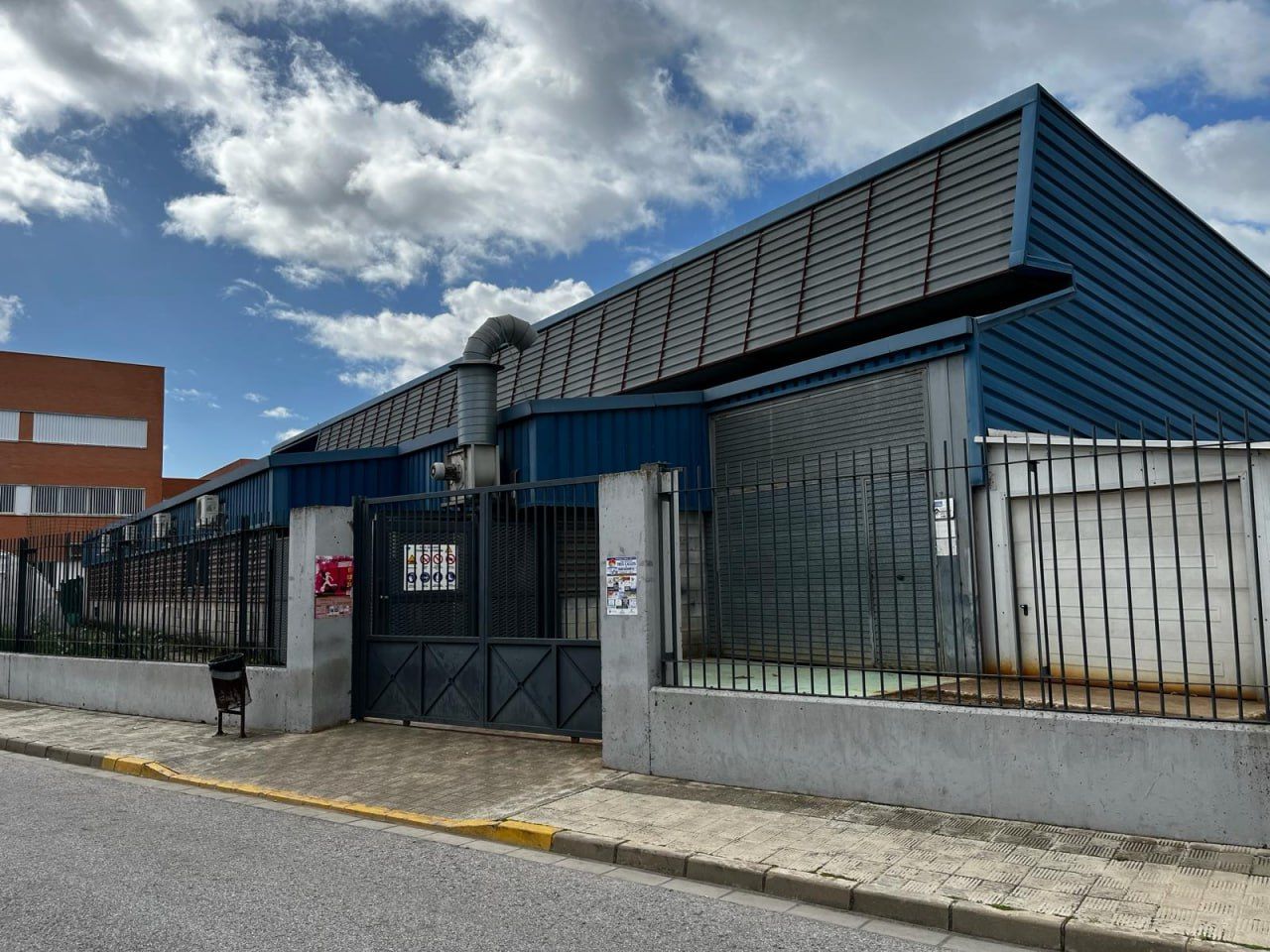 photo 5965484123176943183 y