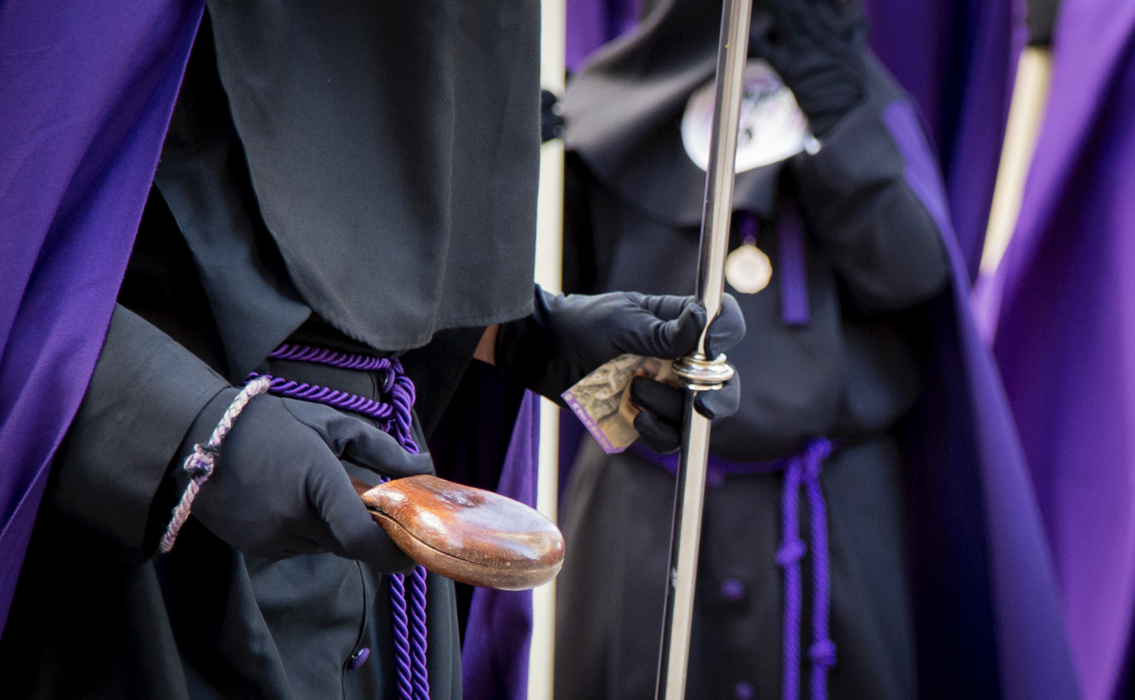 Un nazareno usando la chasca durante la salda procesional en Sanlúcar.