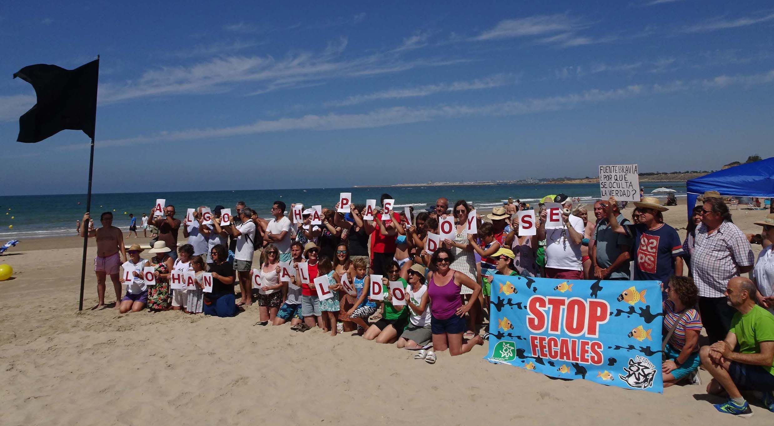 Una imagen del acto contra la contaminación de la playa de Fuentebravía, en una imagen de archivo.