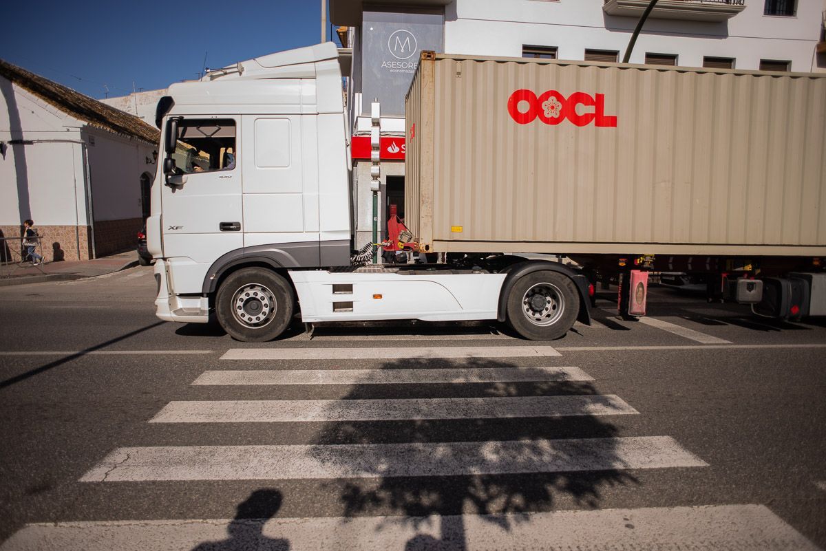 Un camión pasa por la travesía de la Nacional en El Cuervo.