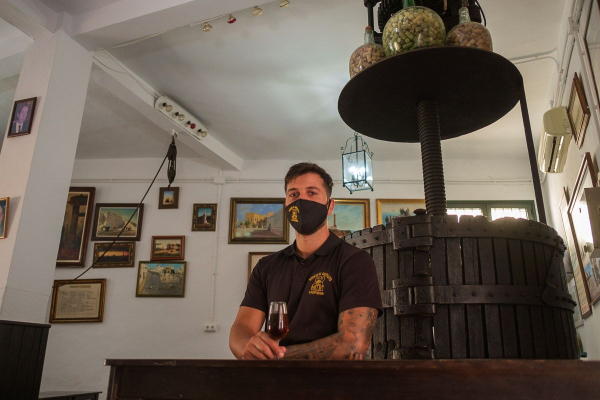 Damián Torices, en el interior de El Castillito, con una prensa histórica en su interior. FOTO: MANU GARCÍA