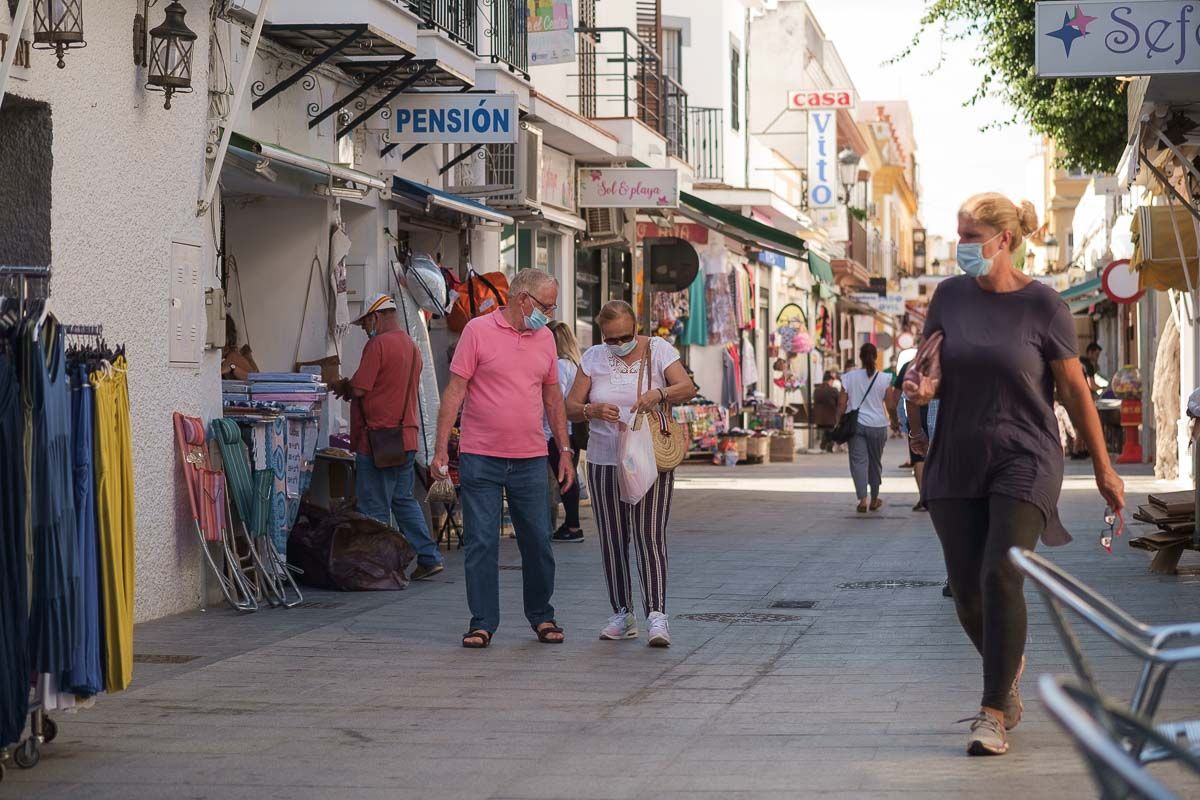 Varias personas pasean este verano por la calle Isaac Peral de Chipiona. FOTO: MANU GARCÍA