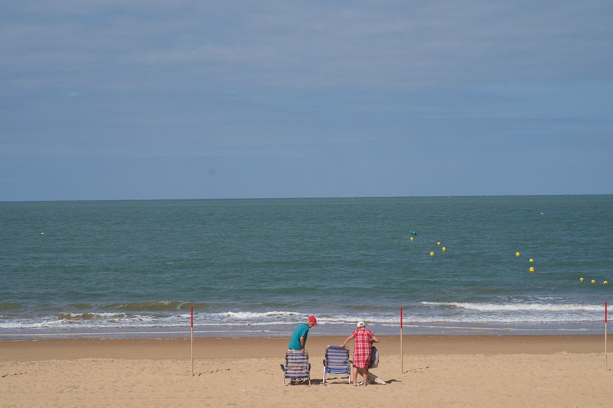 Dos personas, en la playa durante la pandemia. FOTO: MANU GARCÍA