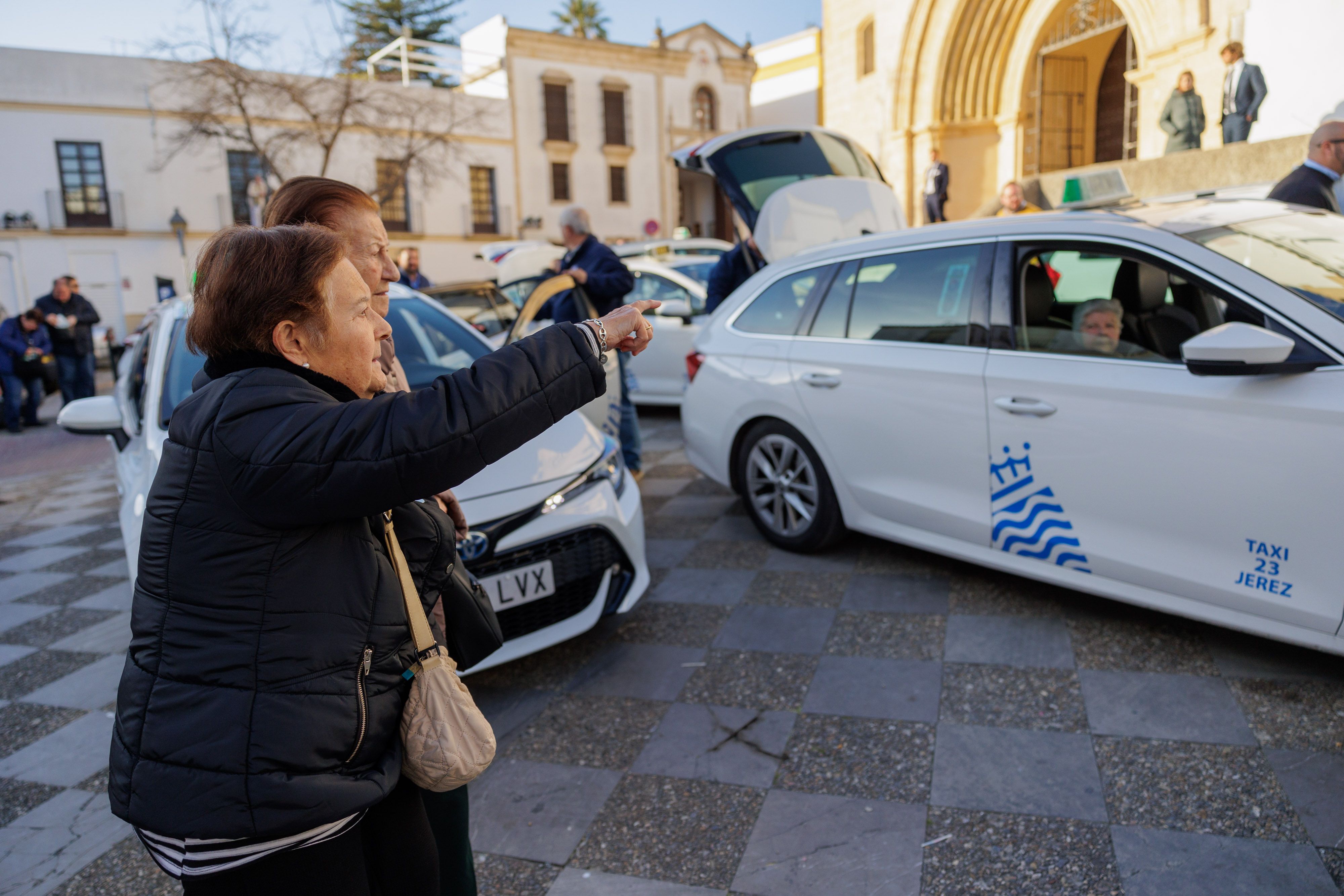 Pensiones. Dos mujeres mayores, en un acto solidario de los taxistas de Jerez.