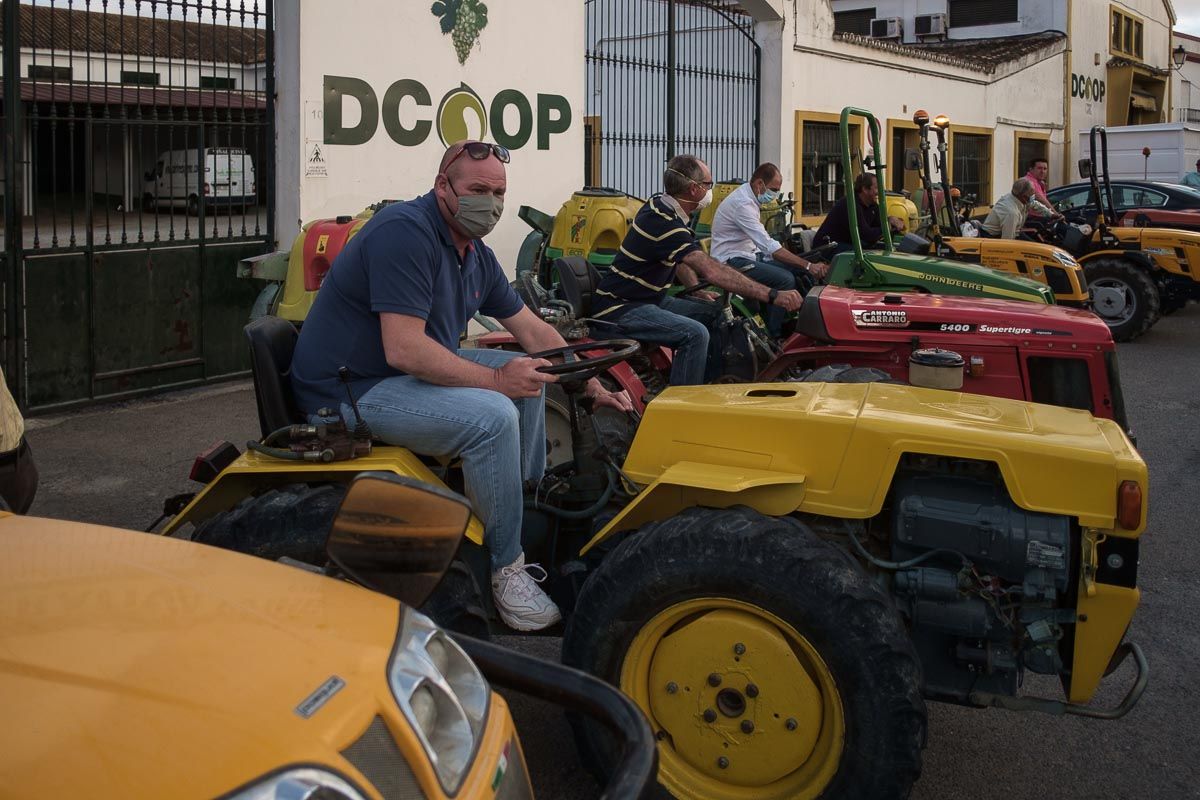 Tractoristas ante una de las cooperativas vinícolas de Trebujena, en una imagen reciente. FOTO: MANU GARCÍA