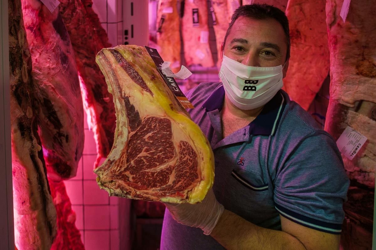 Juan Antonio Vaca, en el interior de su cámara de maduración, sostiene carne de ternera rubia gallega. FOTO: MANU GARCÍA