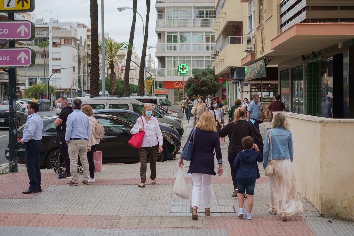 Varias personas pasean por Cádiz durante la pandemia.  FOTO: MANU GARCÍA