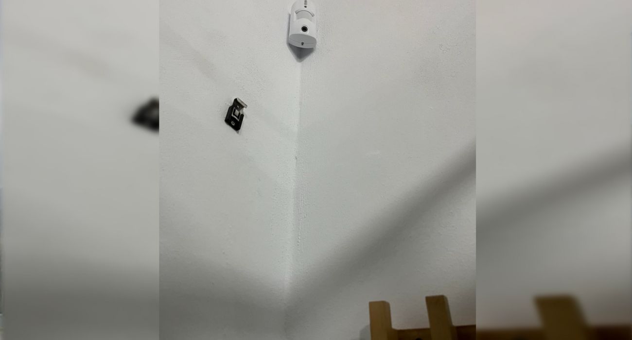 El dispositivo electrónico colocado en el probador de una tienda.