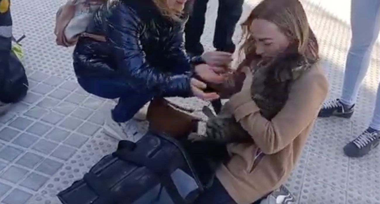 Emoción total de la vecina afectada por el incendio al reencontrarse con su gato Coco.