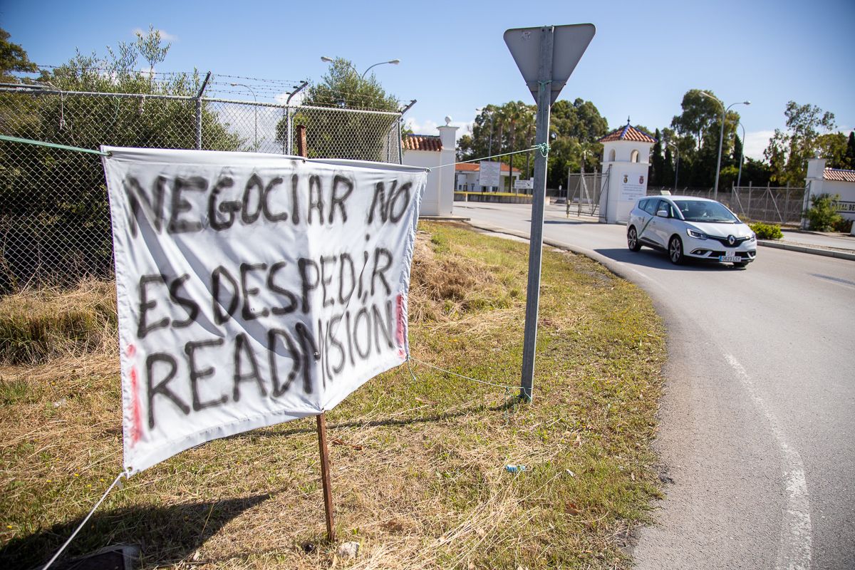 Una de las pancartas instaladas en el acceso a la Base de Rota. FOTO: JUAN CARLOS TORO