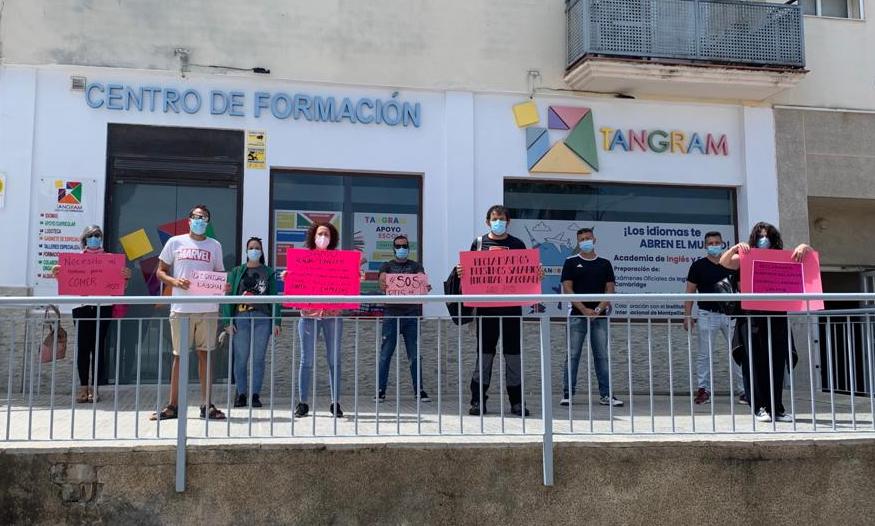 Varios monitores se concentran este viernes frente a una de las empresas afectadas.