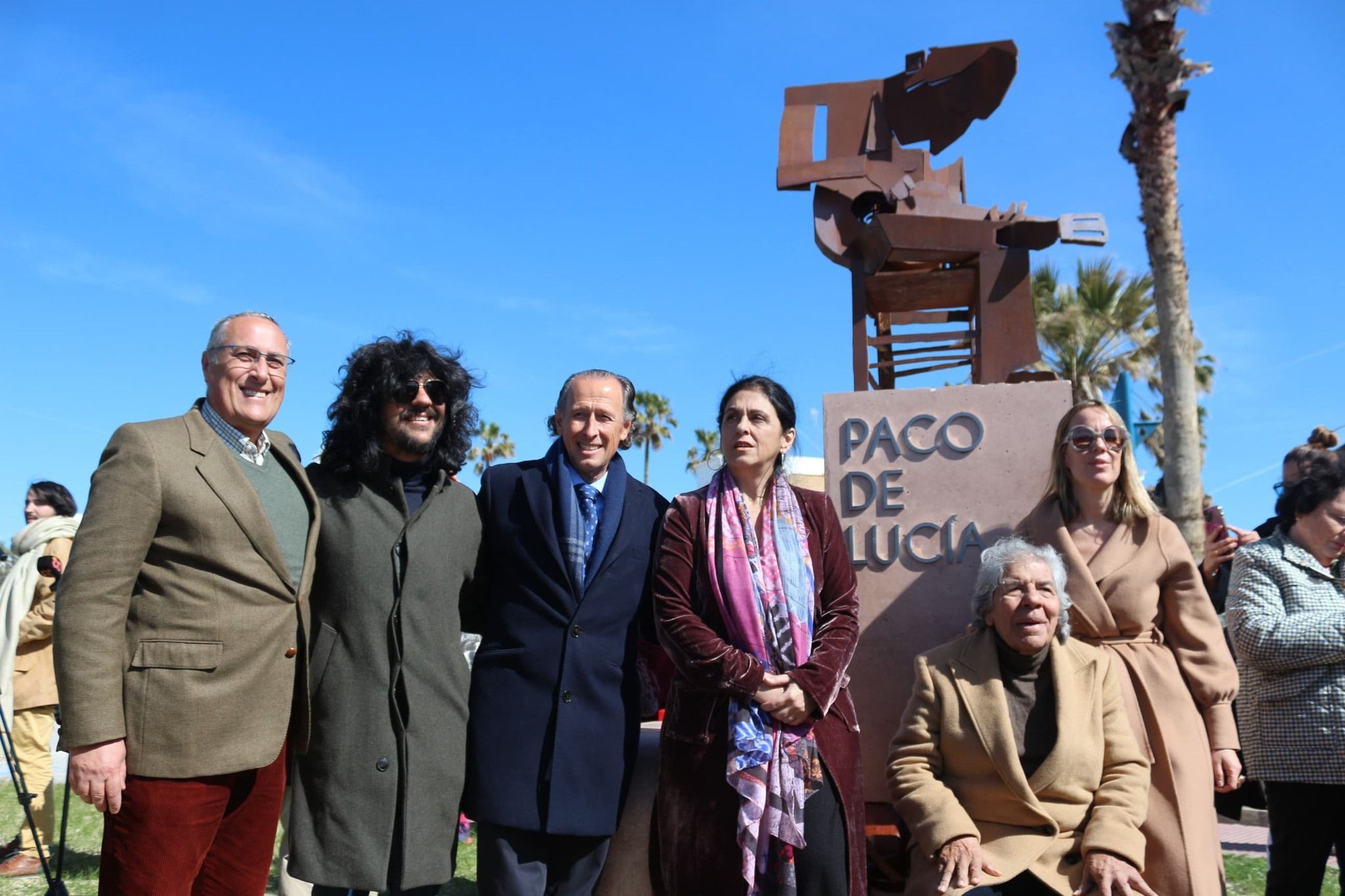 La escultura en Chiclana a Paco de Lucía, junto a los familiares de Rancapino, que también está ya en el Bulevar de la Música.