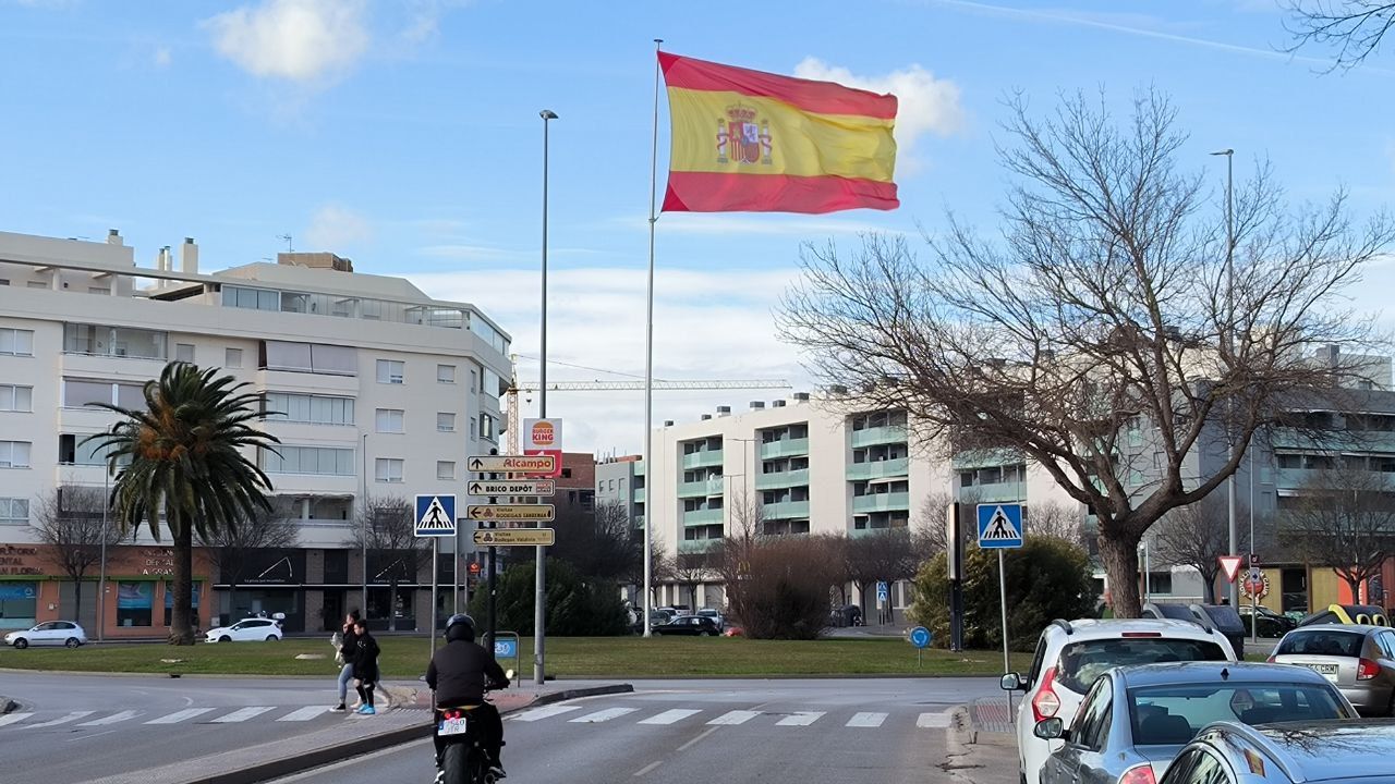 La bandera de España, en la entrada de Jerez desde Sevilla.