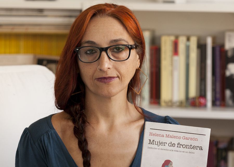 Helena Maleno, posando con su libro 'Mujer de frontera'. FOTO: DIKOVRAZ Helena Maleno, posando con su libro 'Mujer de frontera'. FOTO: DIKOVRAZ