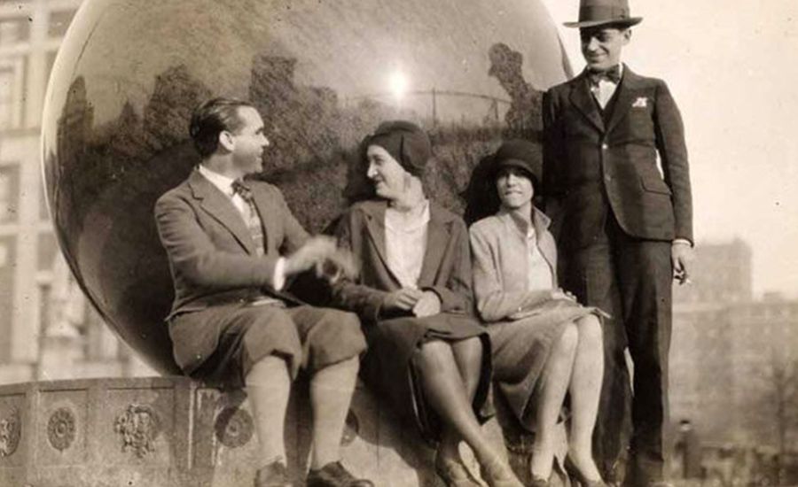Lorca, con amigos, en una imagen de su fundación.