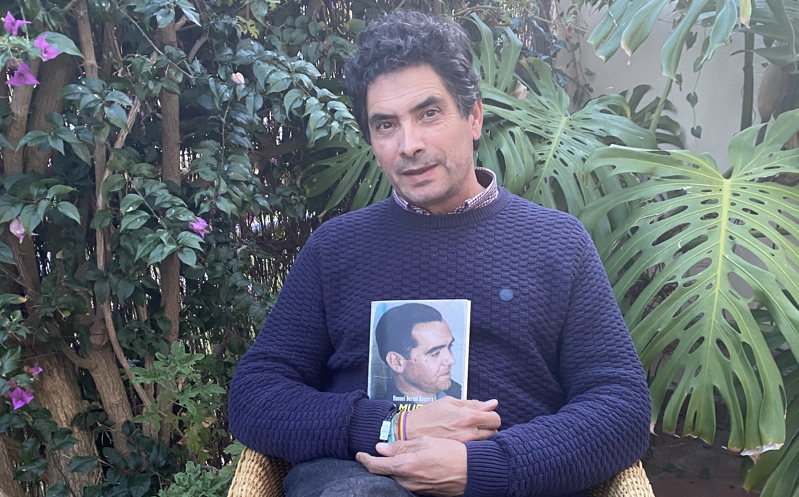 El escritor jerezano Manuel Bernal, con su libro sobre Lorca.