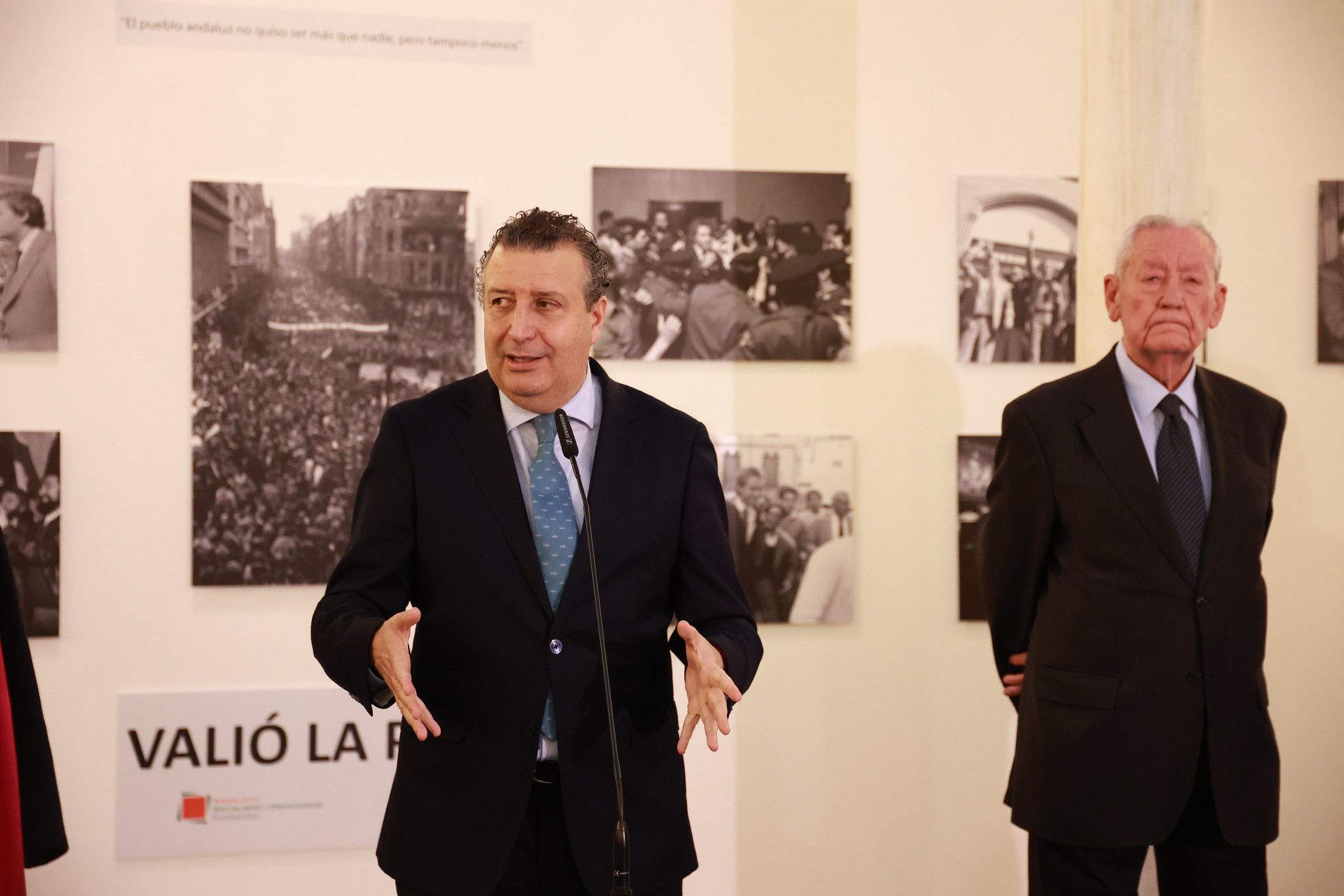 La inauguración de la exposición de Juliá sobre Escuredo, en imágenes.