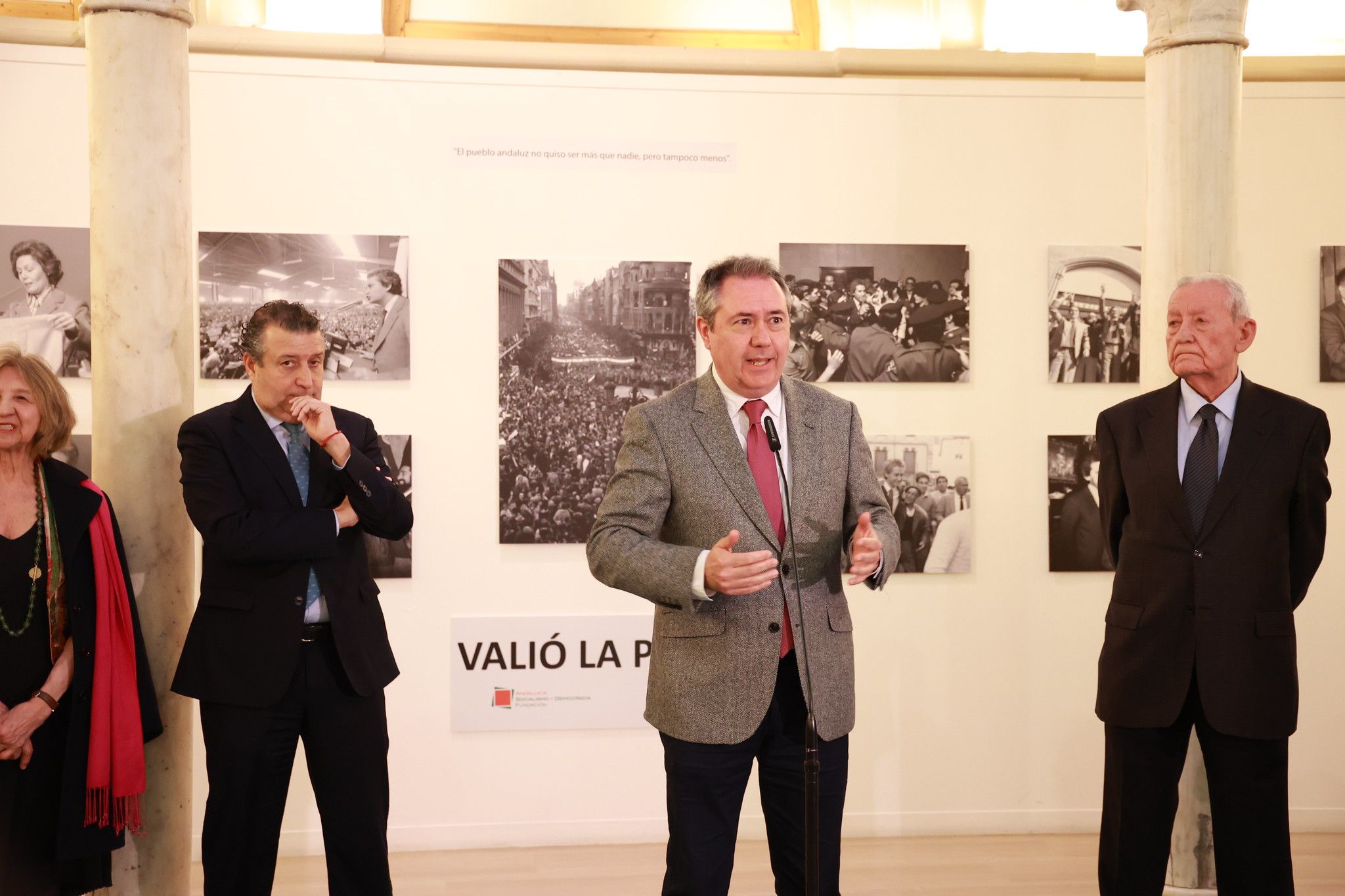 La inauguración de la exposición de Juliá sobre Escuredo, en imágenes.