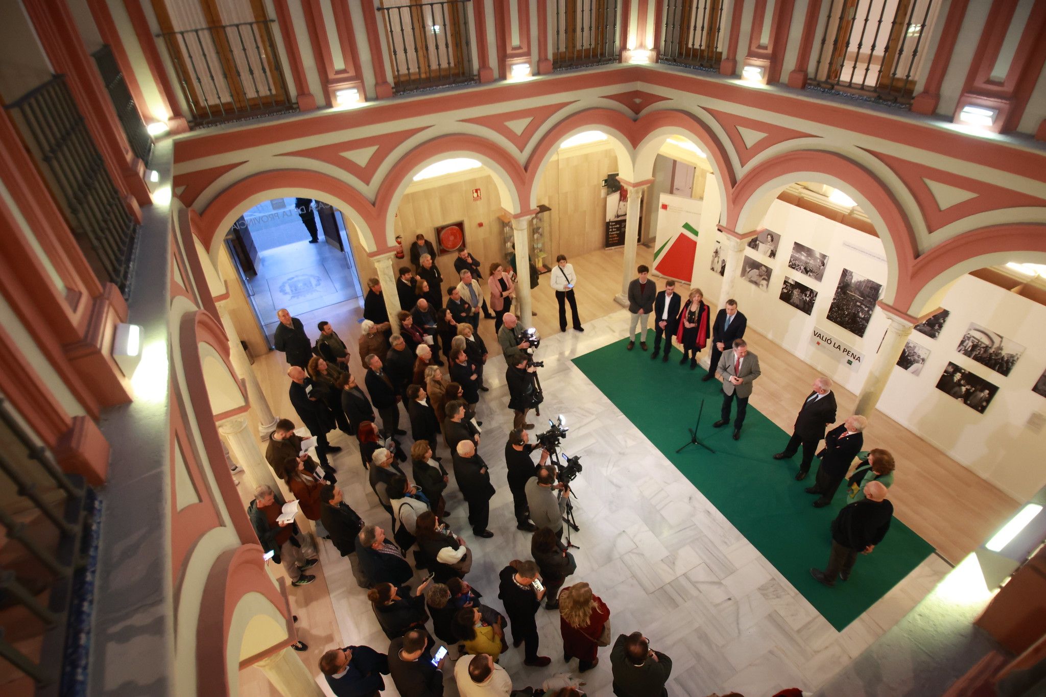 La inauguración de la exposición de Juliá sobre Escuredo, en imágenes.
