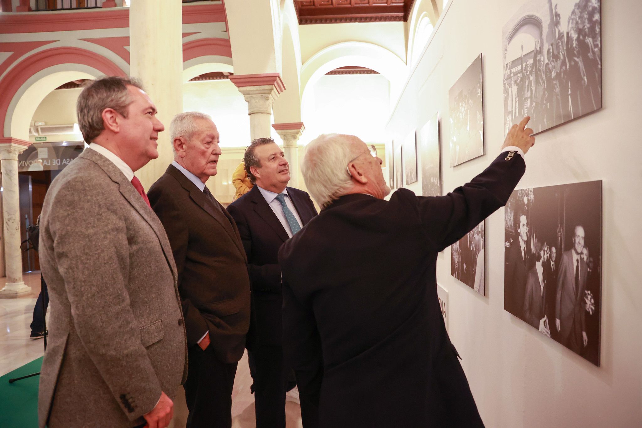 La inauguración de la exposición de Juliá sobre Escuredo, en imágenes.