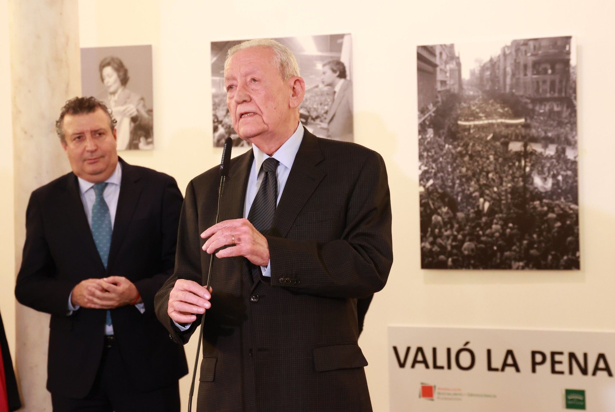 La inauguración de la exposición de Juliá sobre Escuredo, en imágenes.
