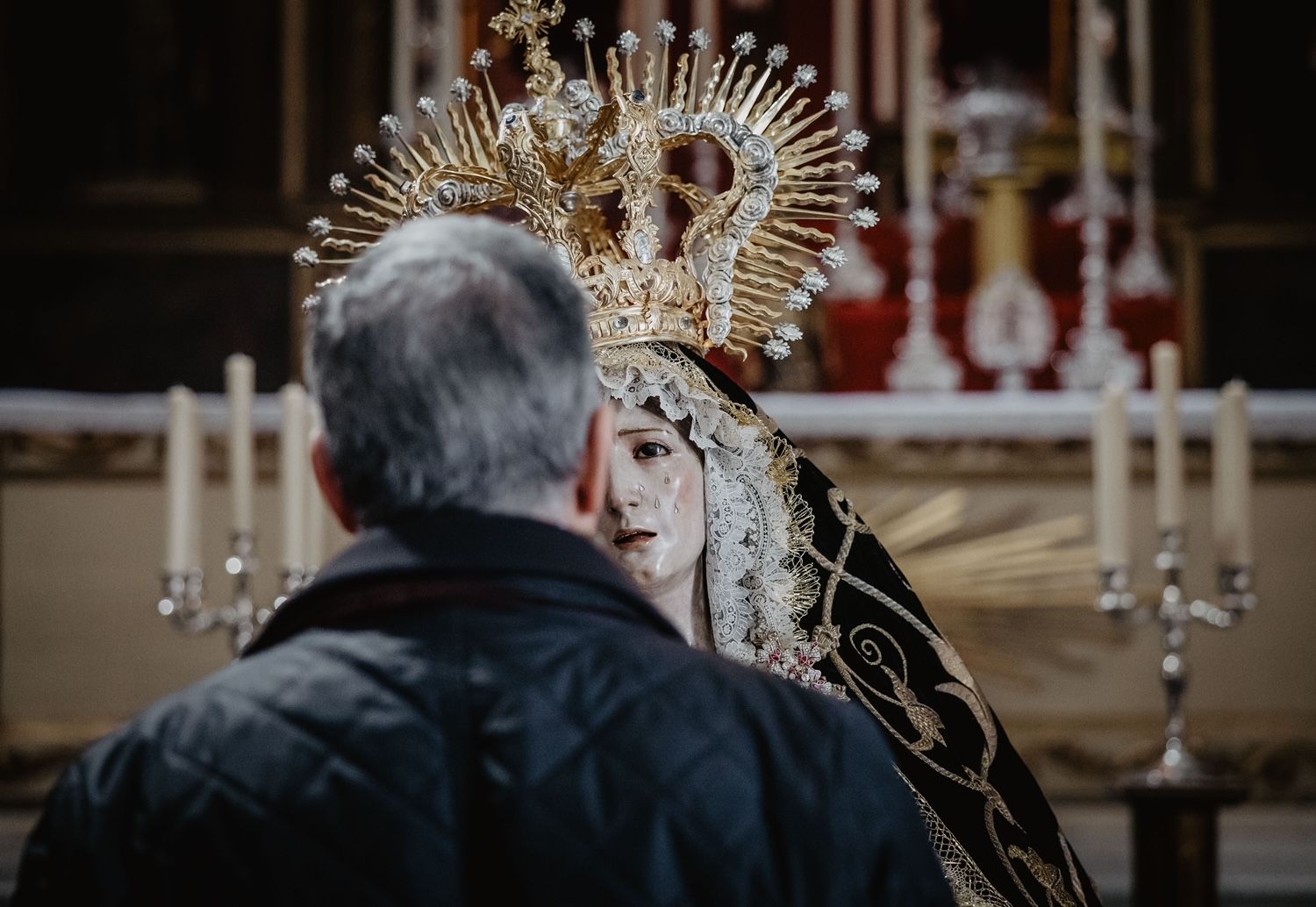 Un devoto ante la Virgen de los Remedios, este domingo en Jerez.