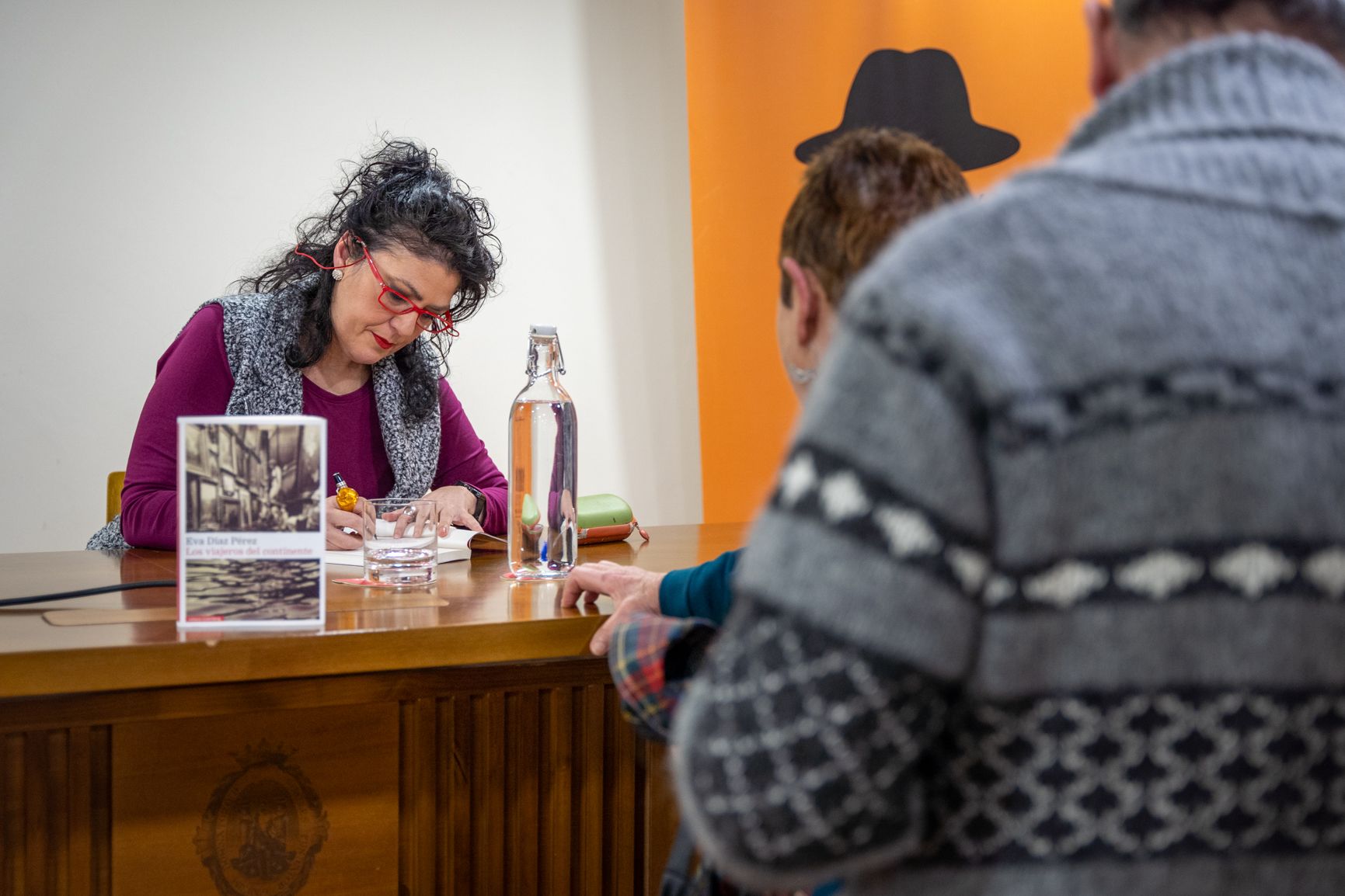 Numerosos asistentes hicieron cola para que la autora les dedicara su nueva novela.   REYNA