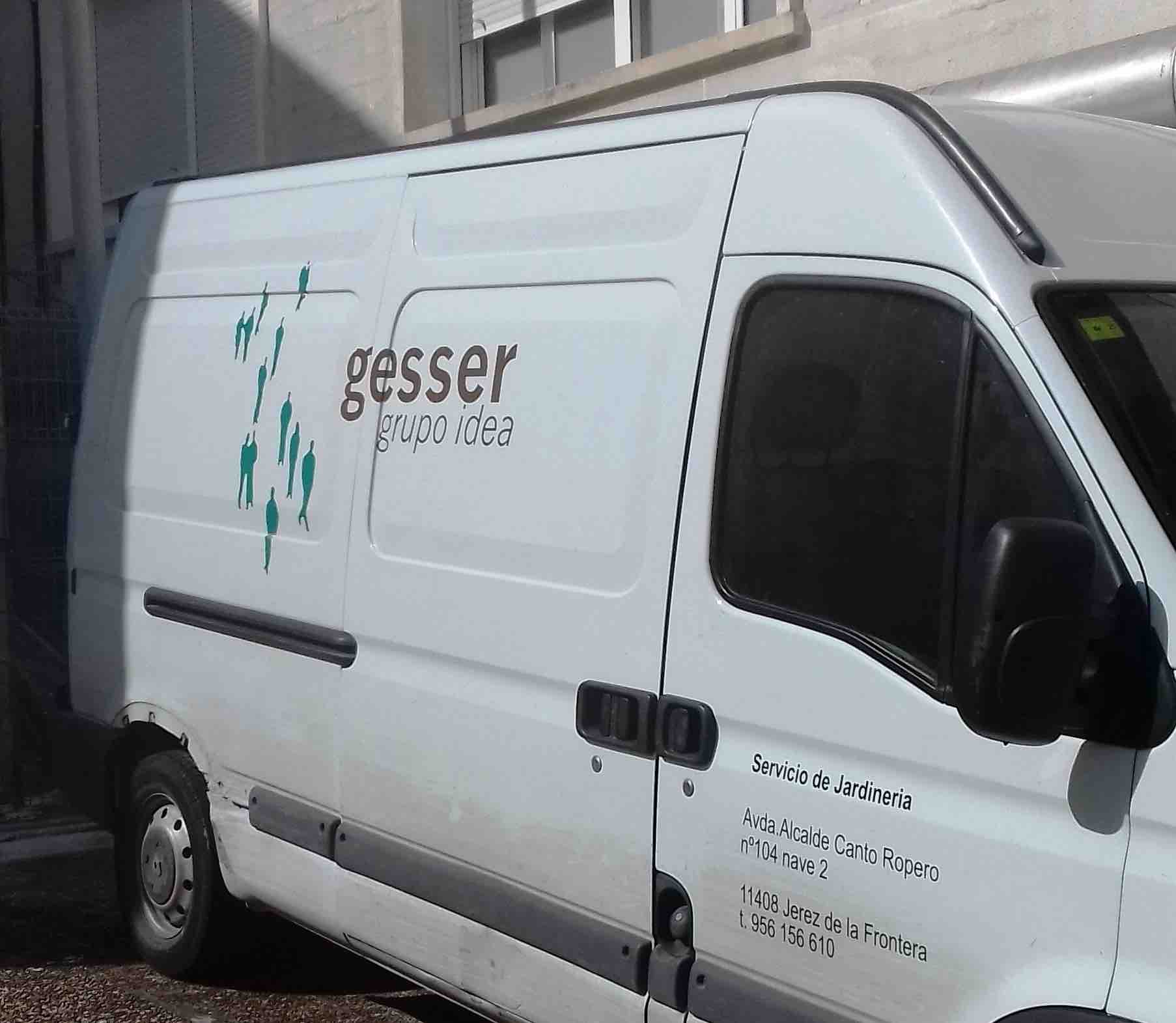 Una furgoneta del servicio privado de jardinería aparcado junto al Puerta del Mar.