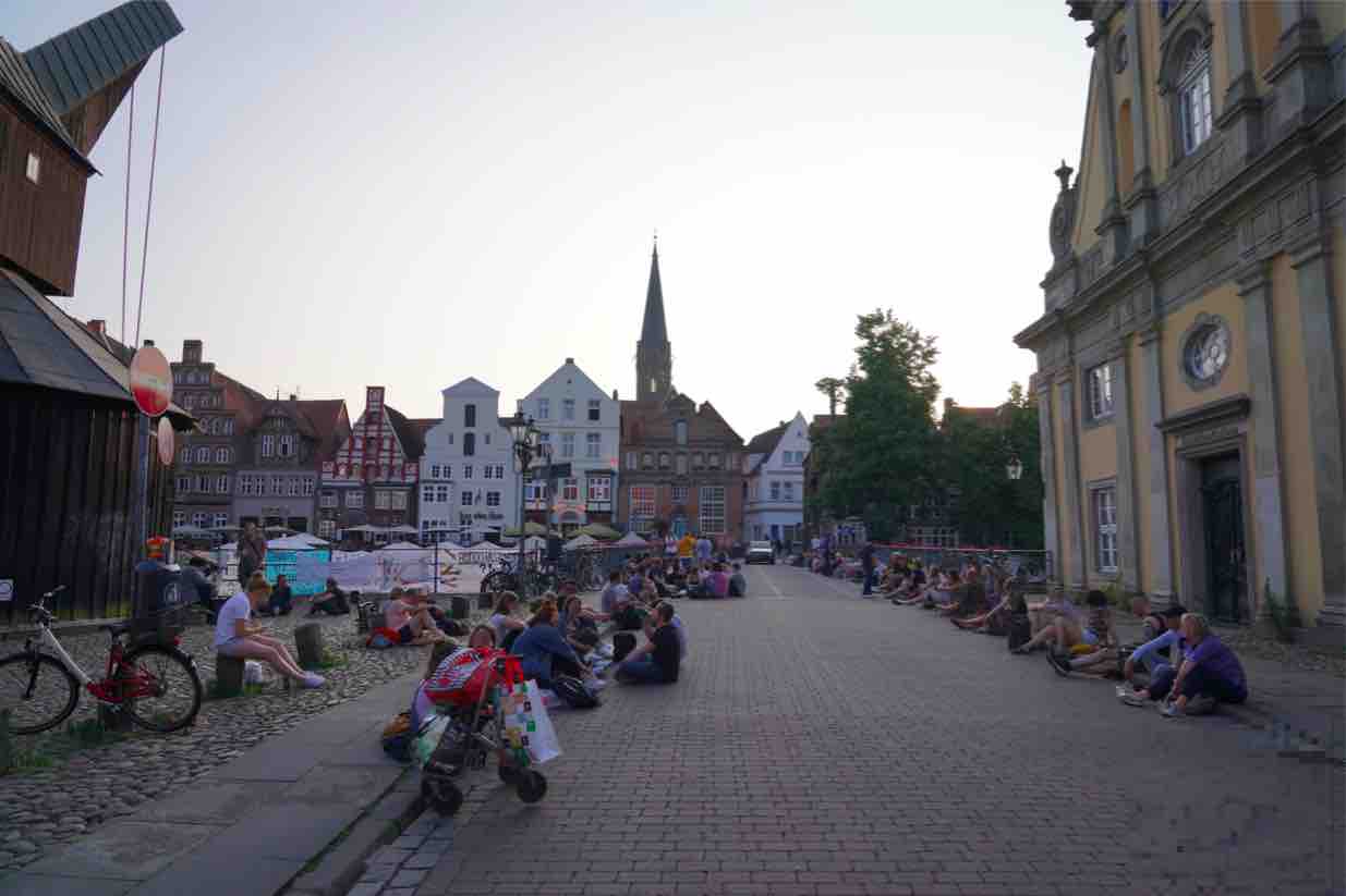 Frivolidad sobre un puente.